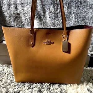 COACH TAN LEATHER TOTE. ONL CARRIED ONCE. NEW WITHOUT TAGS. PERFECT CONDITION.